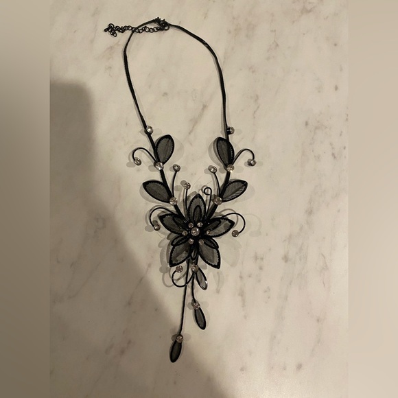 Black Flower Necklace - Picture 1 of 2